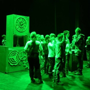 III dzień zimowiska. Wyjazd do Teatru Dzieci Zagłębia w Będzinie na przedstawienie Złodziej Czasu. Po spektaklu lekcja teatralna.