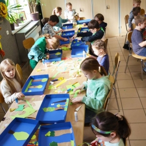 IV dzień zimowiska. Leśne ciekawostki. Gościmy leśnika z Nadleśnictwa Świerklaniec. Praca plastyczna - Magiczny Las.
