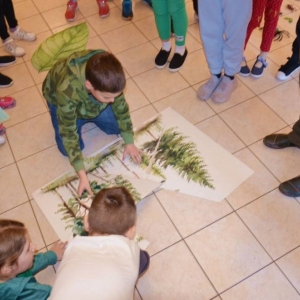 IV dzień zimowiska. Leśne ciekawostki. Gościmy leśnika z Nadleśnictwa Świerklaniec. Praca plastyczna - Magiczny Las.