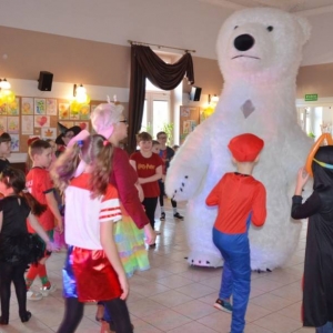 V dzień zimowiska. Bal przebierańców. Zabawa karnawałowa w GOKu.