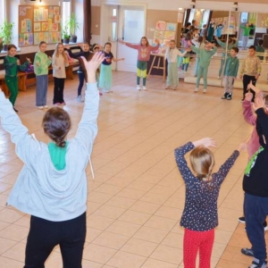 IV dzień zimowiska. Leśne ciekawostki. Gościmy leśnika z Nadleśnictwa Świerklaniec. Praca plastyczna - Magiczny Las.