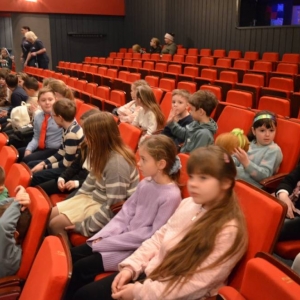 III dzień zimowiska. Wyjazd do Teatru Dzieci Zagłębia w Będzinie na przedstawienie Złodziej Czasu. Po spektaklu lekcja teatralna.