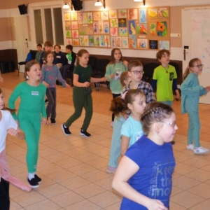 IV dzień zimowiska. Leśne ciekawostki. Gościmy leśnika z Nadleśnictwa Świerklaniec. Praca plastyczna - Magiczny Las.