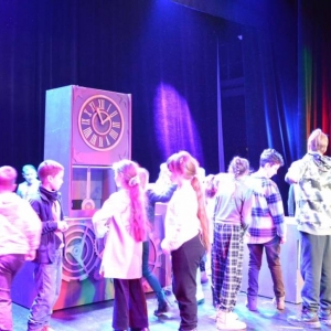 III dzień zimowiska. Wyjazd do Teatru Dzieci Zagłębia w Będzinie na przedstawienie Złodziej Czasu. Po spektaklu lekcja teatralna.