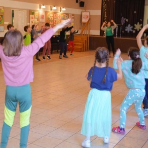 IV dzień zimowiska. Leśne ciekawostki. Gościmy leśnika z Nadleśnictwa Świerklaniec. Praca plastyczna - Magiczny Las.