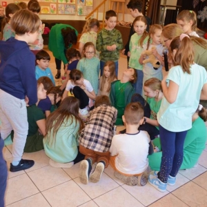 IV dzień zimowiska. Leśne ciekawostki. Gościmy leśnika z Nadleśnictwa Świerklaniec. Praca plastyczna - Magiczny Las.