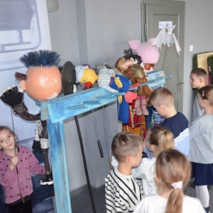 III dzień zimowiska. Wyjazd do Teatru Dzieci Zagłębia w Będzinie na przedstawienie Złodziej Czasu. Po spektaklu lekcja teatralna.