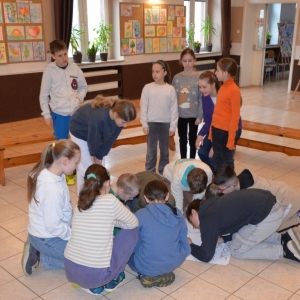 I dzień zimowiska. Gry i zabawy interakcyjne, omawianie zasad regulaminu, praca plastyczna.