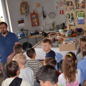 III dzień zimowiska. Wyjazd do Teatru Dzieci Zagłębia w Będzinie na przedstawienie Złodziej Czasu. Po spektaklu lekcja teatralna.