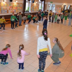 II dzień zimowiska. Leśne ciekawostki. Gościmy leśnika z Nadleśnictwa Świerklaniec. Praca plastyczna - Magiczny Las.
