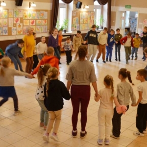 I dzień zimowiska. Gry i zabawy interakcyjne, omawianie zasad regulaminu, praca plastyczna.