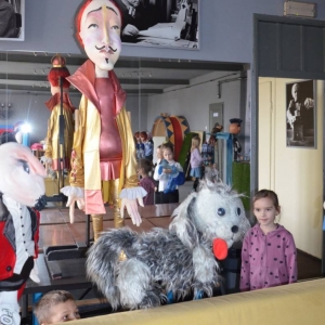 III dzień zimowiska. Wyjazd do Teatru Dzieci Zagłębia w Będzinie na przedstawienie Złodziej Czasu. Po spektaklu lekcja teatralna.