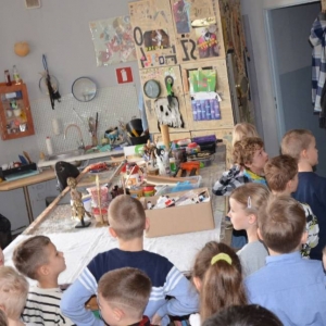 III dzień zimowiska. Wyjazd do Teatru Dzieci Zagłębia w Będzinie na przedstawienie Złodziej Czasu. Po spektaklu lekcja teatralna.