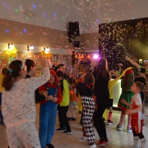 V dzień zimowiska. Bal przebierańców. Zabawa karnawałowa w GOKu.