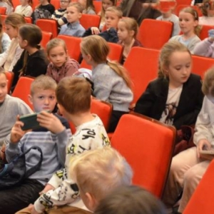 III dzień zimowiska. Wyjazd do Teatru Dzieci Zagłębia w Będzinie na przedstawienie Złodziej Czasu. Po spektaklu lekcja teatralna.