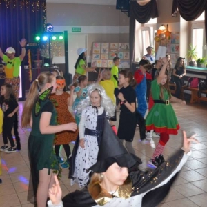 V dzień zimowiska. Bal przebierańców. Zabawa karnawałowa w GOKu.