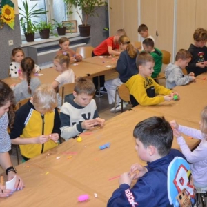 I dzień zimowiska. Gry i zabawy interakcyjne, omawianie zasad regulaminu, praca plastyczna.