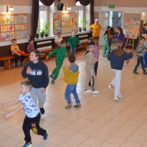 I dzień zimowiska. Gry i zabawy interakcyjne, omawianie zasad regulaminu, praca plastyczna.