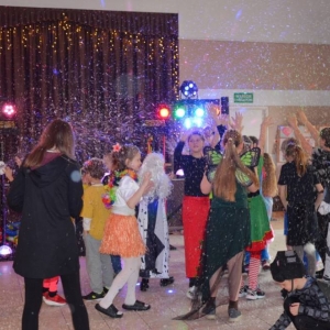 V dzień zimowiska. Bal przebierańców. Zabawa karnawałowa w GOKu.