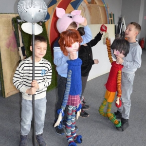 III dzień zimowiska. Wyjazd do Teatru Dzieci Zagłębia w Będzinie na przedstawienie Złodziej Czasu. Po spektaklu lekcja teatralna.