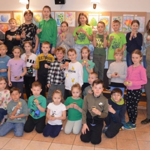 II dzień zimowiska. Leśne ciekawostki. Gościmy leśnika z Nadleśnictwa Świerklaniec. Praca plastyczna - Magiczny Las.