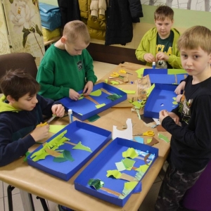 II dzień zimowiska. Leśne ciekawostki. Gościmy leśnika z Nadleśnictwa Świerklaniec. Praca plastyczna - Magiczny Las.
