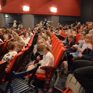 III dzień zimowiska. Wyjazd do Teatru Dzieci Zagłębia w Będzinie na przedstawienie Złodziej Czasu. Po spektaklu lekcja teatralna.
