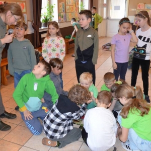II dzień zimowiska. Leśne ciekawostki. Gościmy leśnika z Nadleśnictwa Świerklaniec. Praca plastyczna - Magiczny Las.