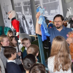 III dzień zimowiska. Wyjazd do Teatru Dzieci Zagłębia w Będzinie na przedstawienie Złodziej Czasu. Po spektaklu lekcja teatralna.
