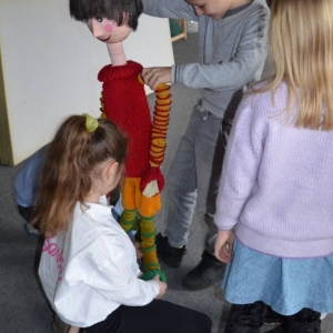 III dzień zimowiska. Wyjazd do Teatru Dzieci Zagłębia w Będzinie na przedstawienie Złodziej Czasu. Po spektaklu lekcja teatralna.