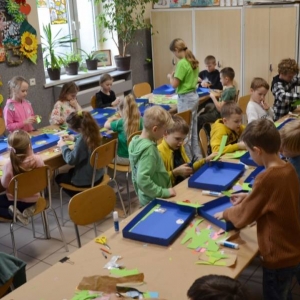 II dzień zimowiska. Leśne ciekawostki. Gościmy leśnika z Nadleśnictwa Świerklaniec. Praca plastyczna - Magiczny Las.
