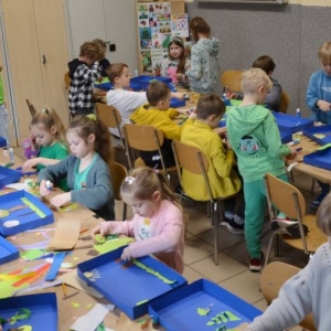 II dzień zimowiska. Leśne ciekawostki. Gościmy leśnika z Nadleśnictwa Świerklaniec. Praca plastyczna - Magiczny Las.