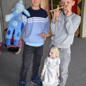 III dzień zimowiska. Wyjazd do Teatru Dzieci Zagłębia w Będzinie na przedstawienie Złodziej Czasu. Po spektaklu lekcja teatralna.