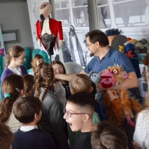 III dzień zimowiska. Wyjazd do Teatru Dzieci Zagłębia w Będzinie na przedstawienie Złodziej Czasu. Po spektaklu lekcja teatralna.