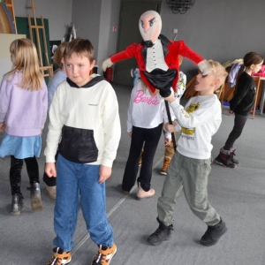 III dzień zimowiska. Wyjazd do Teatru Dzieci Zagłębia w Będzinie na przedstawienie Złodziej Czasu. Po spektaklu lekcja teatralna.