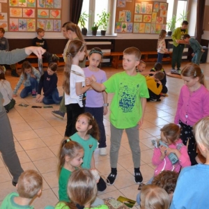 II dzień zimowiska. Leśne ciekawostki. Gościmy leśnika z Nadleśnictwa Świerklaniec. Praca plastyczna - Magiczny Las.