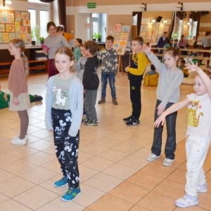 I dzień zimowiska. Gry i zabawy interakcyjne, omawianie zasad regulaminu, praca plastyczna.