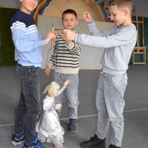 III dzień zimowiska. Wyjazd do Teatru Dzieci Zagłębia w Będzinie na przedstawienie Złodziej Czasu. Po spektaklu lekcja teatralna.