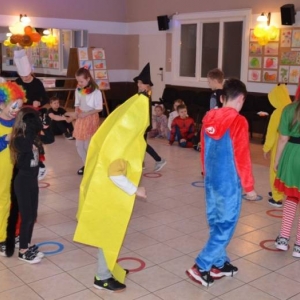 V dzień zimowiska. Bal przebierańców. Zabawa karnawałowa w GOKu.