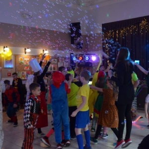V dzień zimowiska. Bal przebierańców. Zabawa karnawałowa w GOKu.