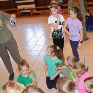II dzień zimowiska. Leśne ciekawostki. Gościmy leśnika z Nadleśnictwa Świerklaniec. Praca plastyczna - Magiczny Las.
