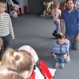 III dzień zimowiska. Wyjazd do Teatru Dzieci Zagłębia w Będzinie na przedstawienie Złodziej Czasu. Po spektaklu lekcja teatralna.