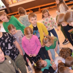 II dzień zimowiska. Leśne ciekawostki. Gościmy leśnika z Nadleśnictwa Świerklaniec. Praca plastyczna - Magiczny Las.