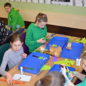 II dzień zimowiska. Leśne ciekawostki. Gościmy leśnika z Nadleśnictwa Świerklaniec. Praca plastyczna - Magiczny Las.