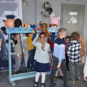III dzień zimowiska. Wyjazd do Teatru Dzieci Zagłębia w Będzinie na przedstawienie Złodziej Czasu. Po spektaklu lekcja teatralna.