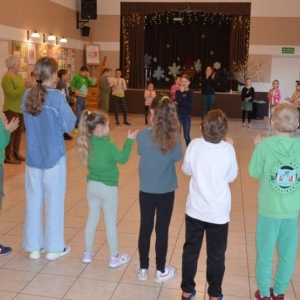II dzień zimowiska. Leśne ciekawostki. Gościmy leśnika z Nadleśnictwa Świerklaniec. Praca plastyczna - Magiczny Las.