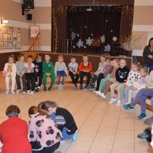 I dzień zimowiska. Gry i zabawy interakcyjne, omawianie zasad regulaminu, praca plastyczna.