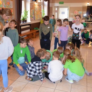 II dzień zimowiska. Leśne ciekawostki. Gościmy leśnika z Nadleśnictwa Świerklaniec. Praca plastyczna - Magiczny Las.