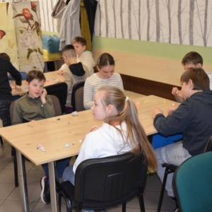 I dzień zimowiska. Gry i zabawy interakcyjne, omawianie zasad regulaminu, praca plastyczna.