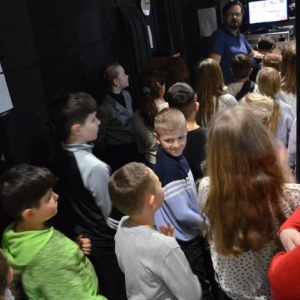 III dzień zimowiska. Wyjazd do Teatru Dzieci Zagłębia w Będzinie na przedstawienie Złodziej Czasu. Po spektaklu lekcja teatralna.